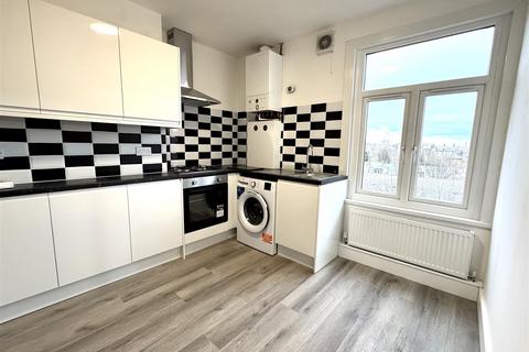 3 bedroom flat to rent, Lewisham Way, London SE4
