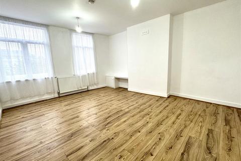 3 bedroom flat to rent, Lewisham Way, London SE4