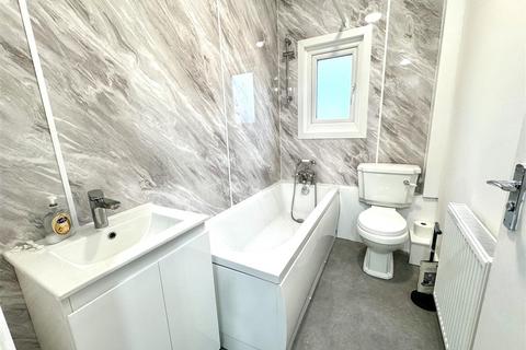 3 bedroom flat to rent, Lewisham Way, London SE4