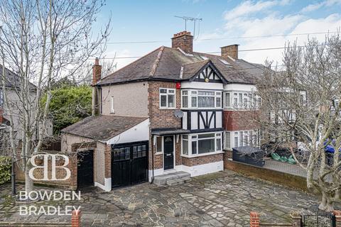 3 bedroom end of terrace house for sale, Brackley Square, Woodford Green, IG8