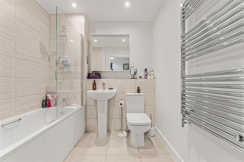 2 bedroom apartment for sale, Luctons Close, Loughton