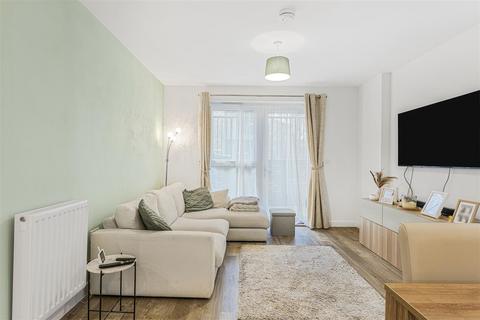 2 bedroom apartment for sale, Luctons Close, Loughton