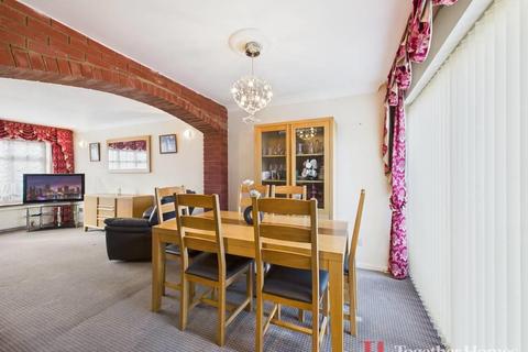 3 bedroom terraced house for sale, Tangmere Crescent, Hornchurch