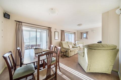 4 bedroom chalet for sale, Cotton End Road, Wilstead