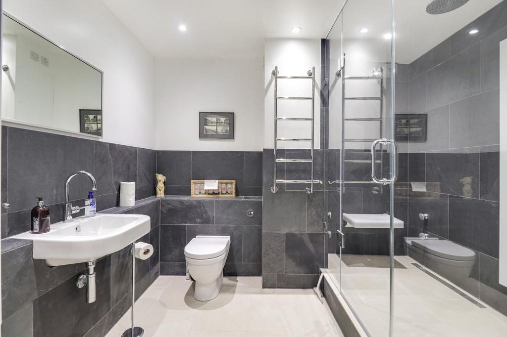 Bathroom/Steam Room