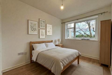 2 bedroom apartment to rent, Brooklands Road, Sale