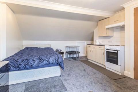 Studio to rent, Hall Road, Isleworth TW7