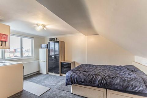 Studio to rent, Hall Road, Isleworth TW7