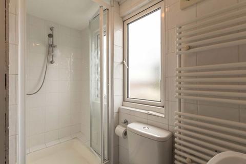 Studio to rent, Hall Road, Isleworth TW7