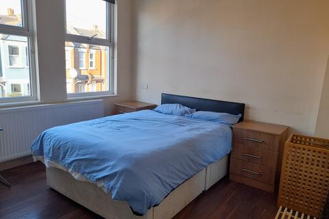 1 bedroom in a house share to rent, Brenthurst Road, London NW10