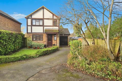 3 bedroom detached house for sale, Sandown Crescent, Aldershot