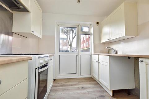 3 bedroom end of terrace house to rent, Barden Road, Eastbourne