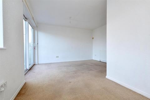 3 bedroom end of terrace house to rent, Barden Road, Eastbourne