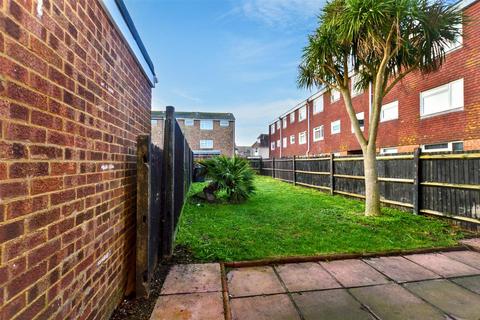 3 bedroom end of terrace house to rent, Barden Road, Eastbourne