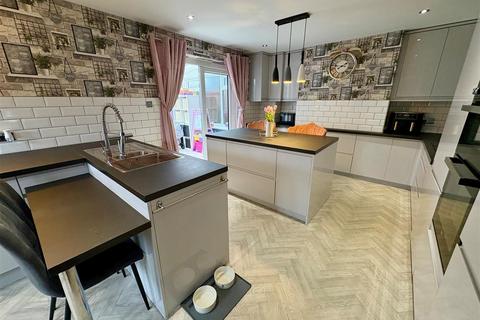 3 bedroom semi-detached house for sale, Limetree Grove, Birkenshaw, Bradford