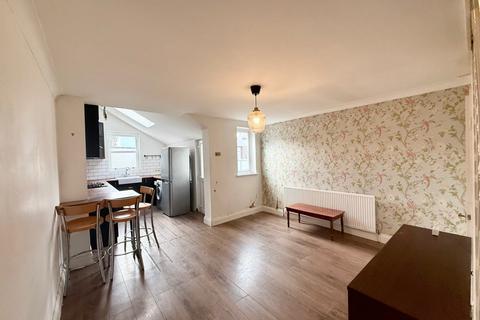 2 bedroom end of terrace house to rent, Albert Road, Addlestone, Surrey, KT15