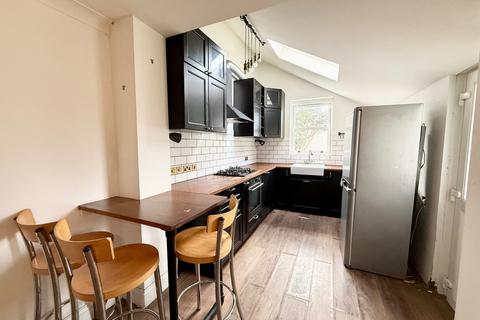 2 bedroom end of terrace house to rent, Albert Road, Addlestone, Surrey, KT15