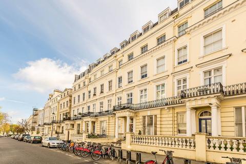 Studio to rent, Pembridge Gardens, Notting Hill Gate, London, W2