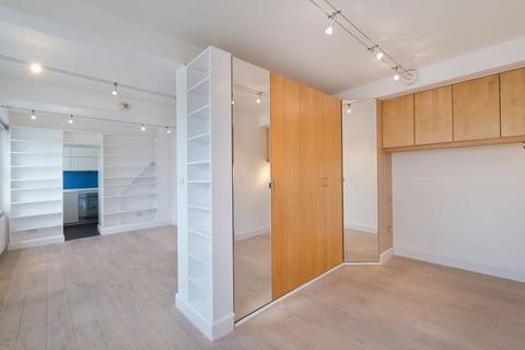 Studio to rent, Pembridge Gardens, Notting Hill Gate, London, W2