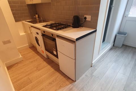 1 bedroom flat to rent, Flat 2, 212 Newport Road
