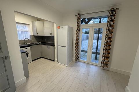 2 bedroom apartment to rent, Hampton Road, London E4