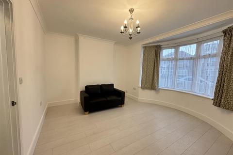 2 bedroom apartment to rent, Hampton Road, London E4