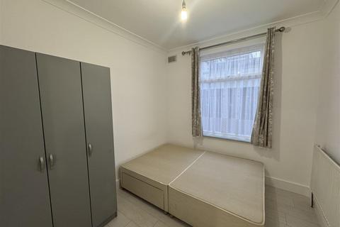 2 bedroom apartment to rent, Hampton Road, London E4