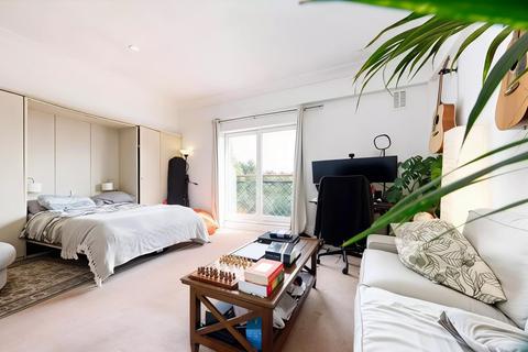 Studio to rent, Waterloo Gardens, Milner Square, London, N1