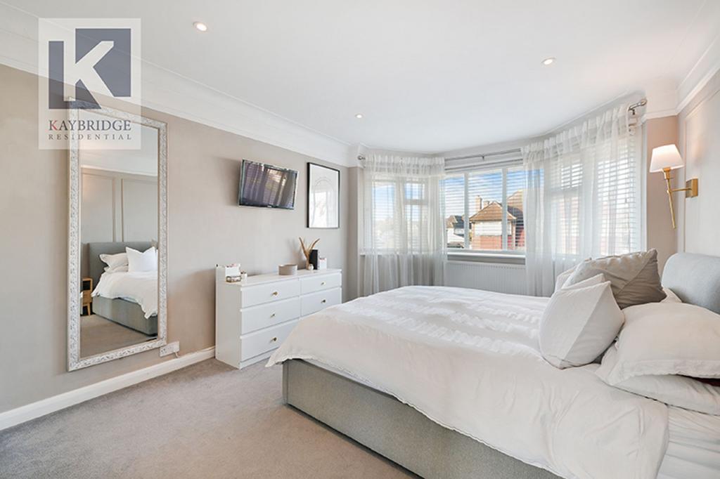 Stoneleigh Park Road, Epsom - KT19 0 QY