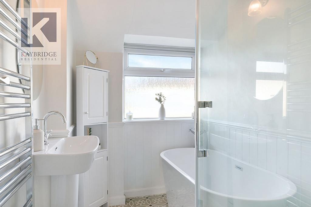 Stoneleigh Park Road, Epsom - KT19 0 QY