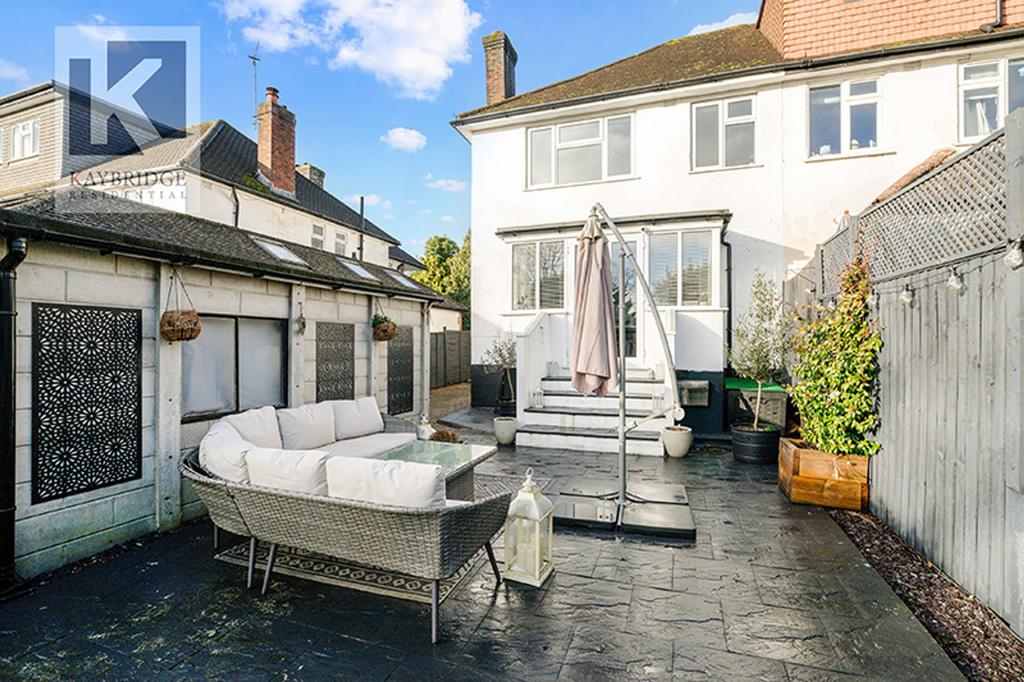 Stoneleigh Park Road, Epsom - KT19 0 QY