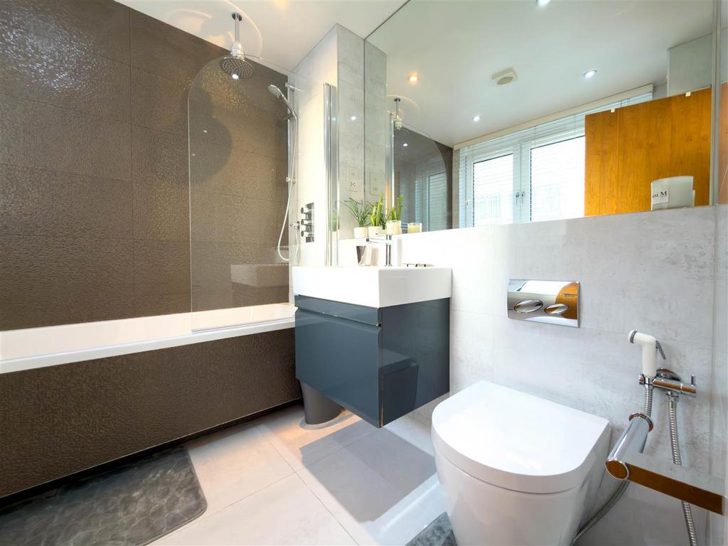 En-suite bathroom.jpg
