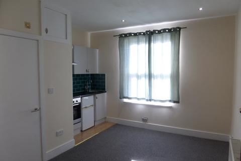 Studio to rent, Arundel Road, Croydon CR0