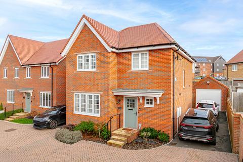 4 bedroom detached house for sale, Millard Walk, Rayleigh, SS6