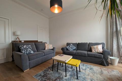 2 bedroom flat to rent, Leslie Place, ,