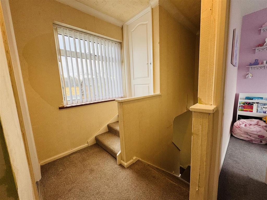 1st FLOOR LANDING: