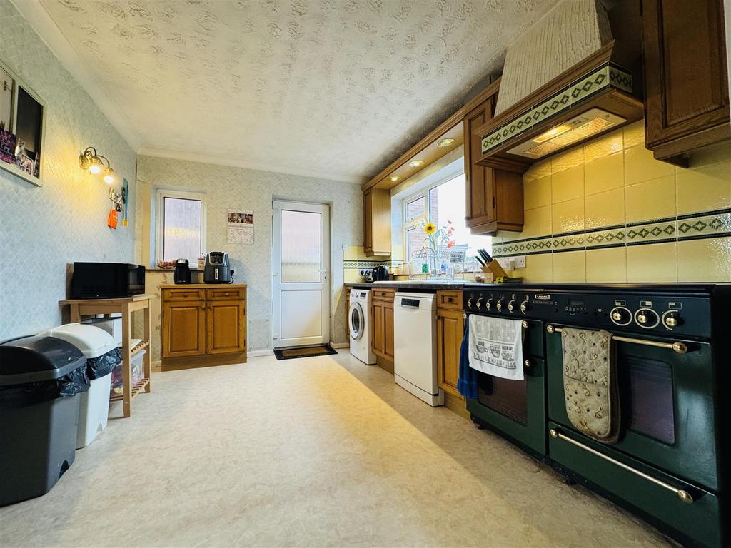 Kitchen: