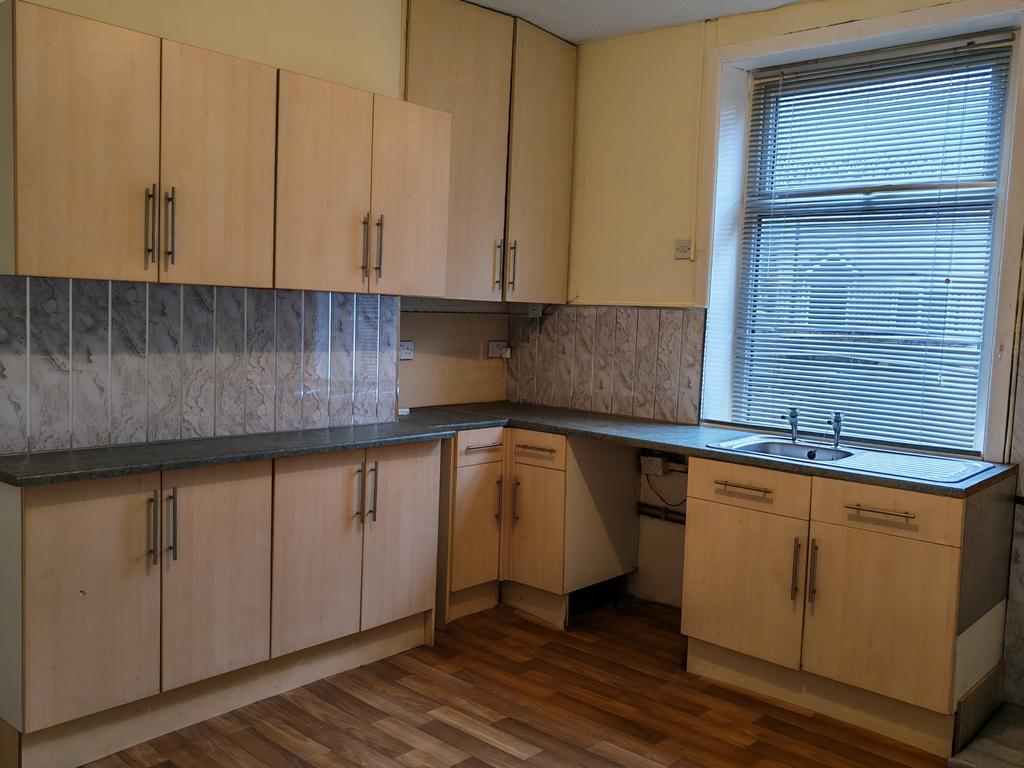 BB12-6 QH 105 Gannow Lane Kitchen 01...
