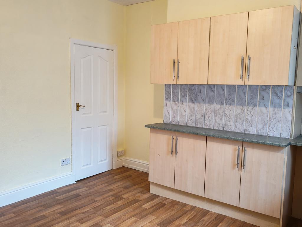 BB12-6 QH 105 Gannow Lane Kitchen 02...