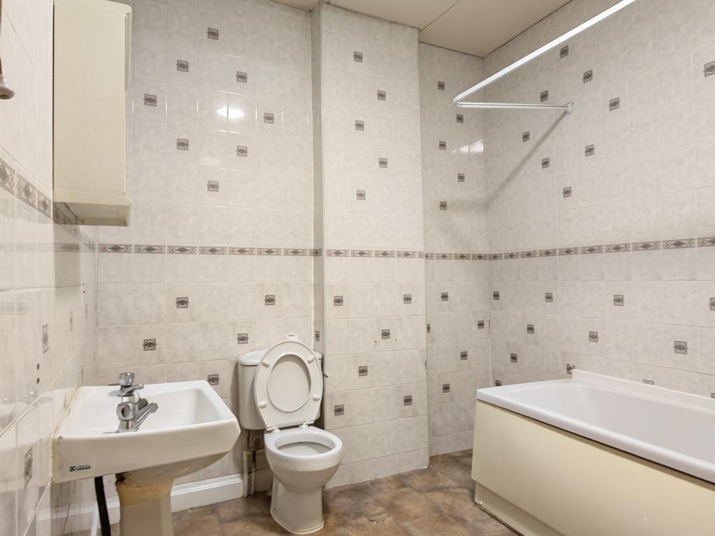 BB12-6 QH 105 Gannow Lane Bathroom 01...