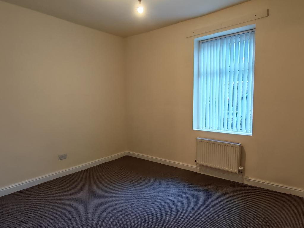BB12-6 QH 105 Gannow Lane Bedroom1 01...
