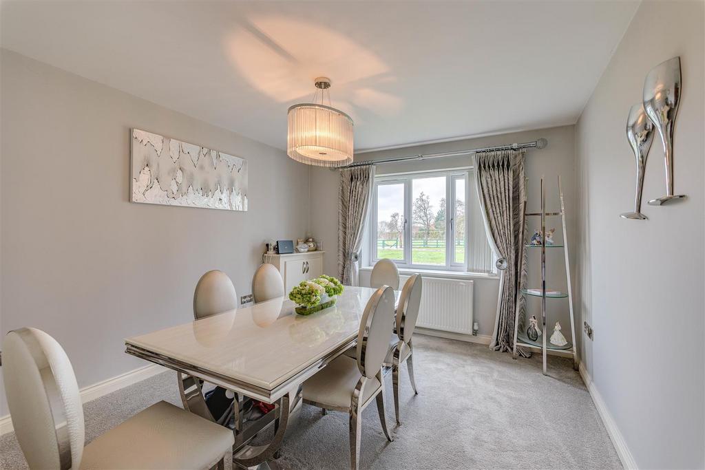 Dining room/playroom/bedroom 4