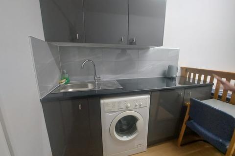 Studio to rent, Holland Park Avenue, IG3