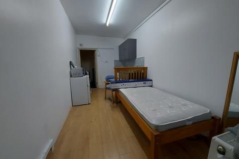 Studio to rent, Holland Park Avenue, IG3