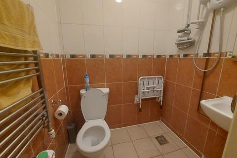 Studio to rent, Holland Park Avenue, IG3