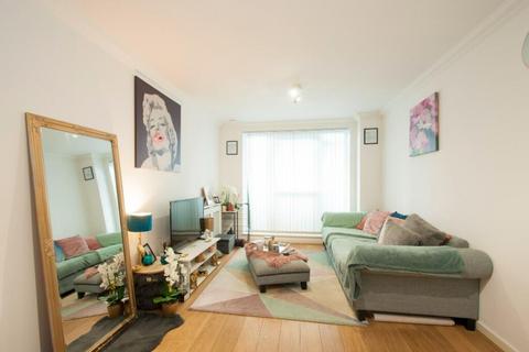 2 bedroom apartment to rent, Grays Place, Slough, SL2
