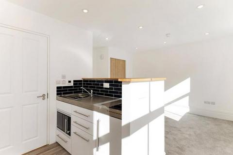 Studio to rent, Warren Street, London W1T