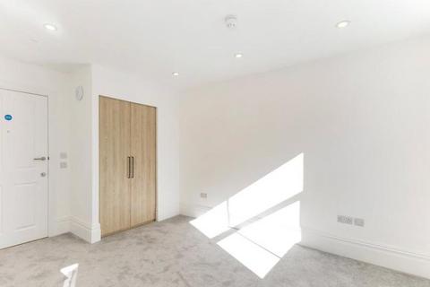 Studio to rent, Warren Street, London W1T