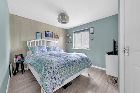 3 bedroom end of terrace house to rent, Henry Walk, Dartford, DA1