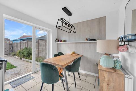 3 bedroom end of terrace house to rent, Henry Walk, Dartford, DA1